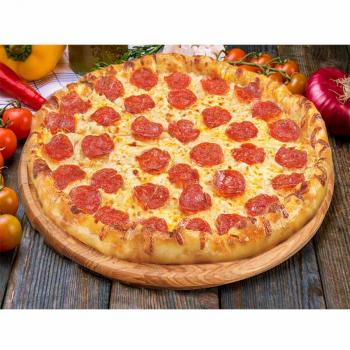 Pizza Salami fruchtiger Tomatensauce und goldbraun gebackenem Käse